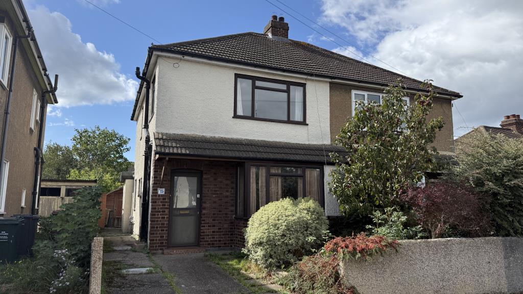 Lot: 32 - VACANT HOUSE FOR IMPROVEMENT - External image of front of property from street level